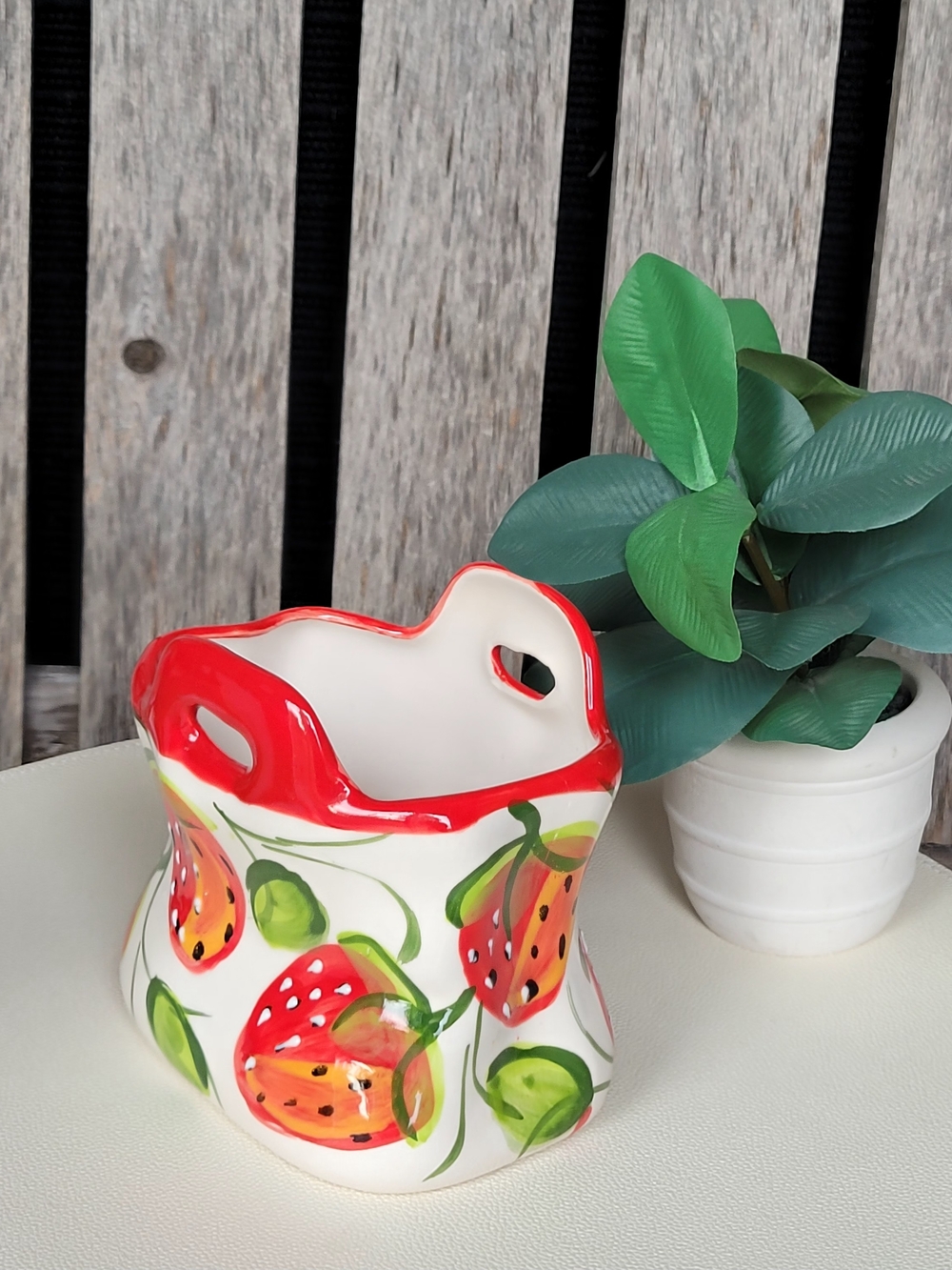 Hand-Painted Strawberry Ceramic Caddy - Red and Green - Ceramicas Anoru - Picture 2 of 10